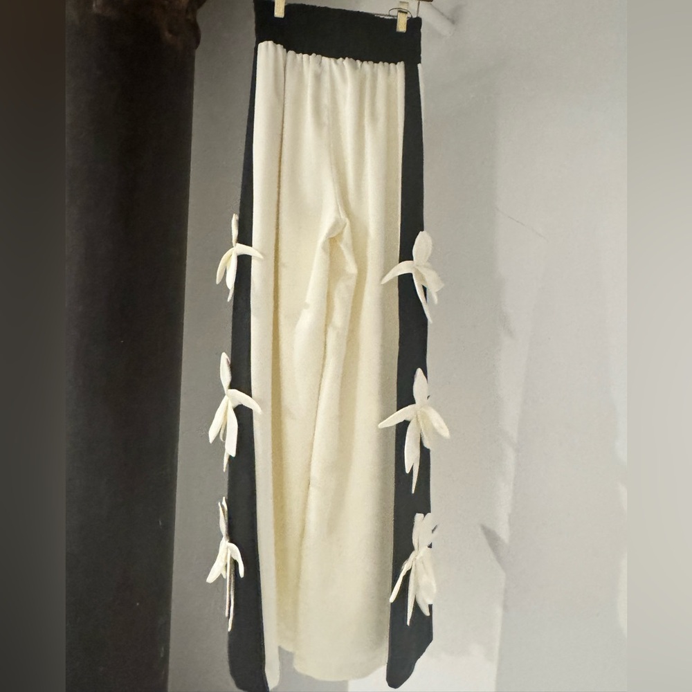 High waisted wide legged palazzo pant. Made in Moldova
Artisanal
Vegan - Picture 7 of 12